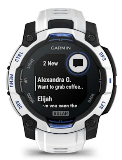 Biały zegarek Garmin z powiadomieniami: 2 nowe wiadomości od Alexandry G. i Elijah.