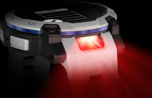 Czarno-biały smartwatch z czerwonym światłem emitującym z boku.
