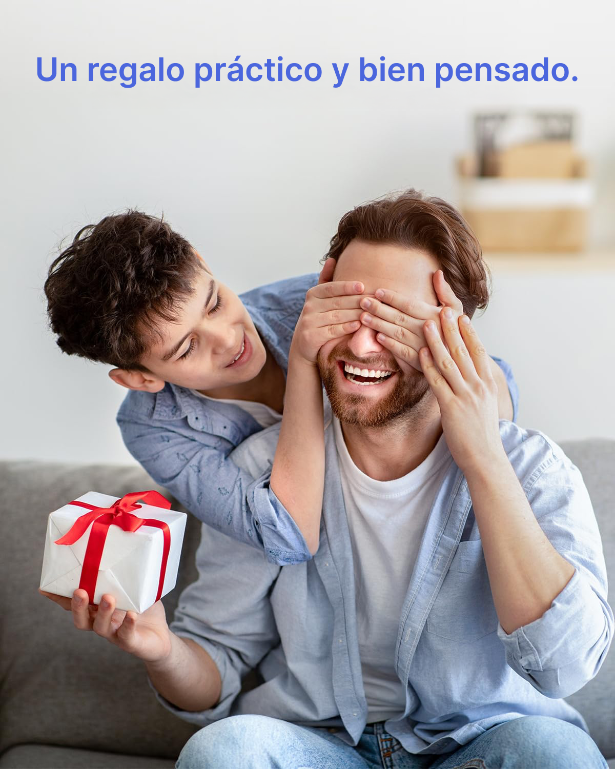 Un niño sorprende a su padre con un regalo, cubriéndole los ojos.