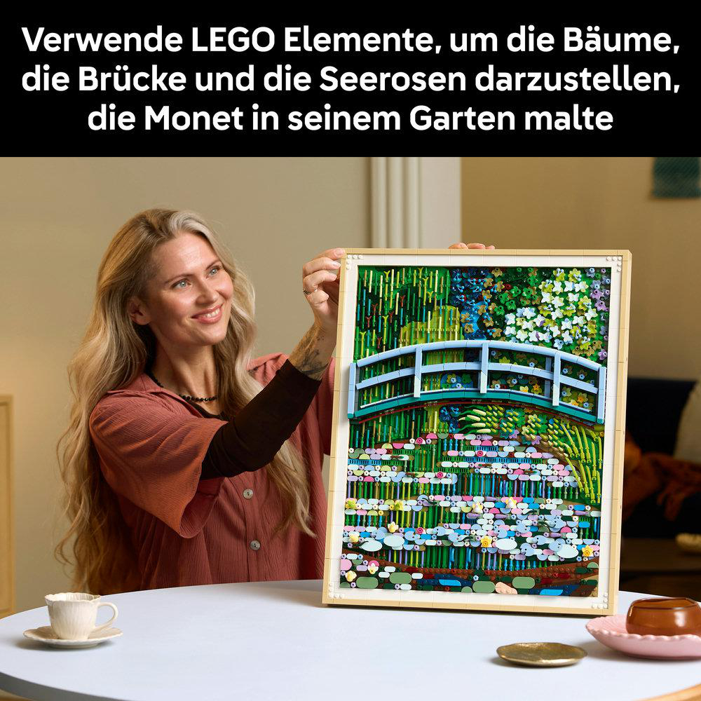 Frau hält LEGO-Nachbildung von Monets Garten mit Brücke und Seerosen.