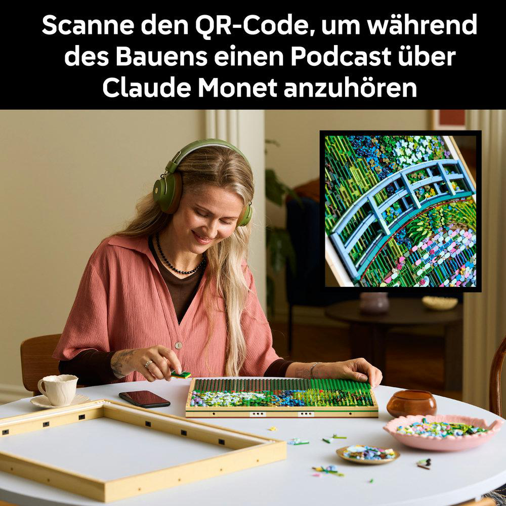 Frau mit Kopfhörern baut ein Modell, inspiriert von Monet. Ein QR-Code bietet Podcast.