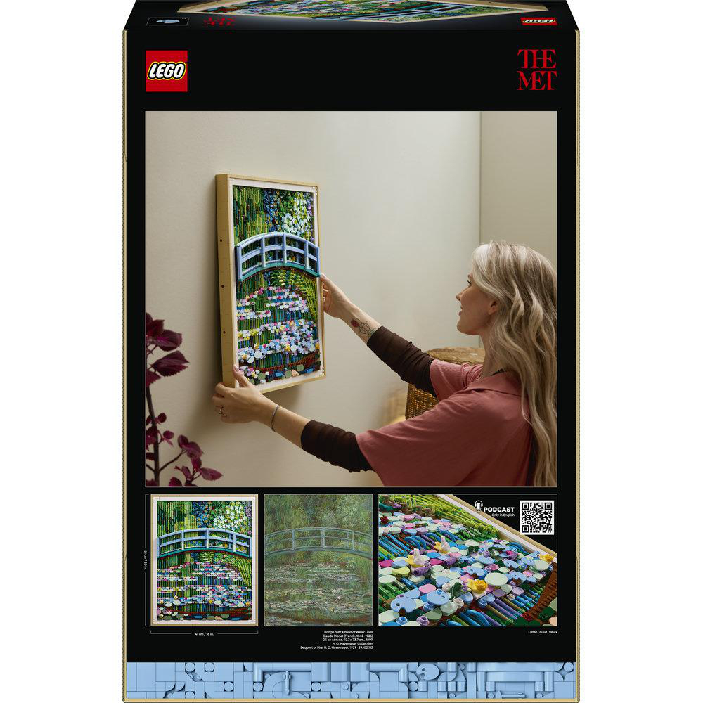 Eine Frau hängt ein LEGO-Mosaik eines japanischen Brückenmotivs im Monet-Stil auf.