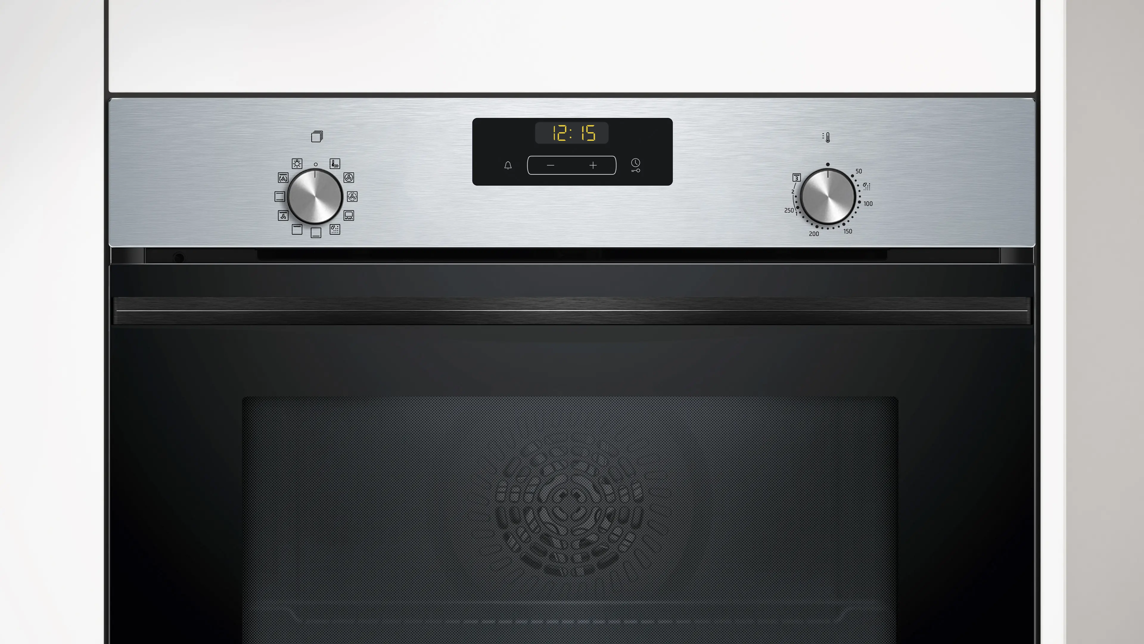 Un horno moderno con frontal plateado, pantalla digital y dos mandos giratorios.