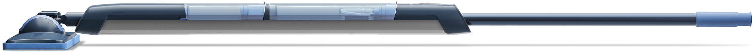 Une serpillère bleue avec un long manche sur fond blanc.