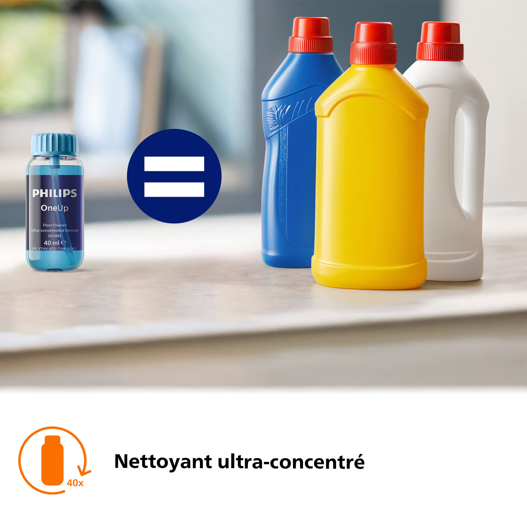Une petite bouteille bleue à côté de trois plus grandes (bleue, jaune, blanche).