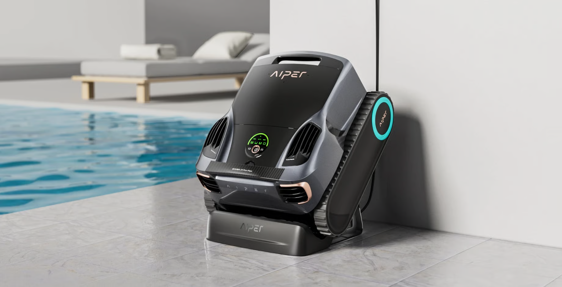 Egy fekete medence-robot töltőállványon ül egy medence mellett.