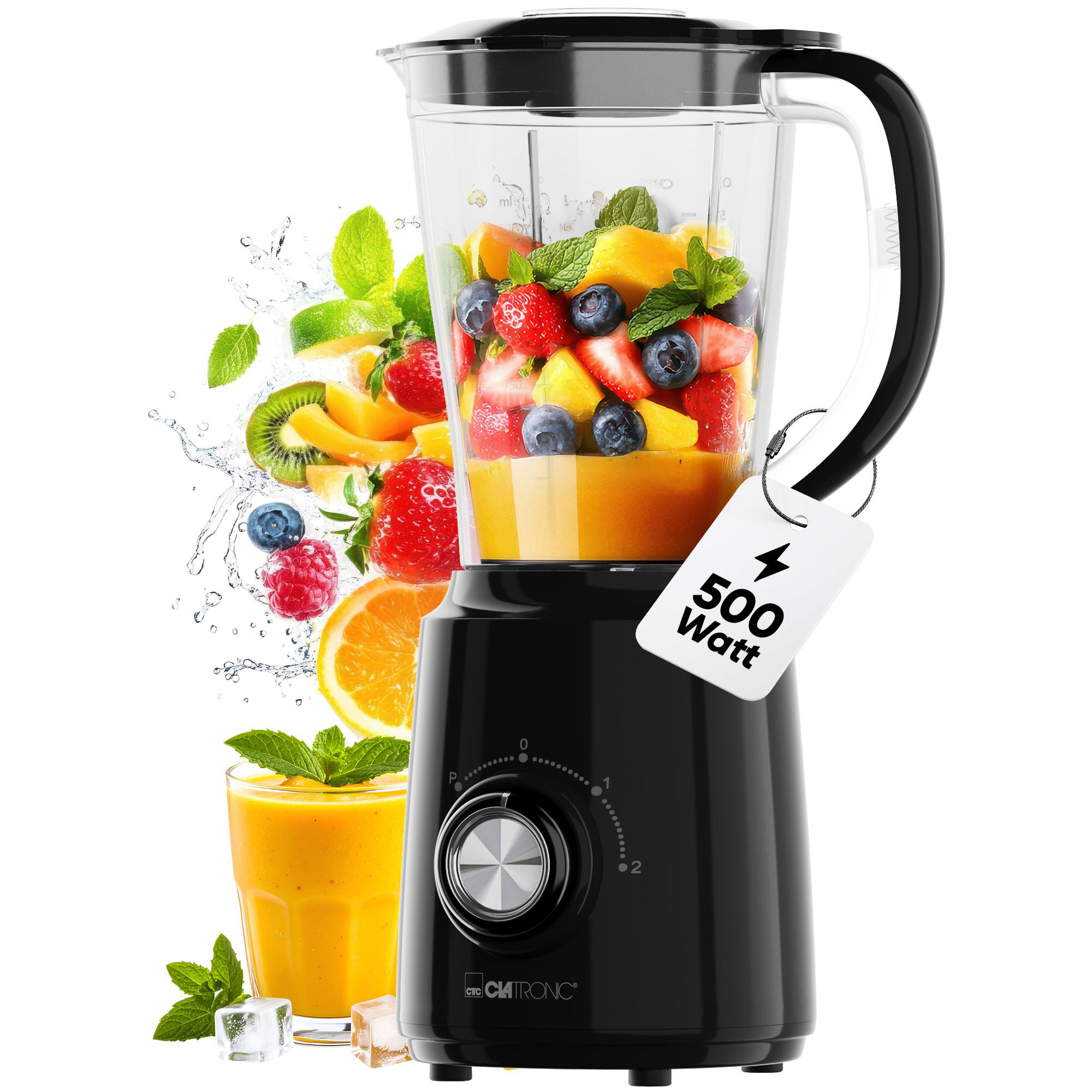 Ein schwarzer Mixer gefüllt mit Erdbeeren, Blaubeeren, Mango, Kiwi und Orangenscheiben. Ein Glas Smoothie und Eiswürfel sind daneben.