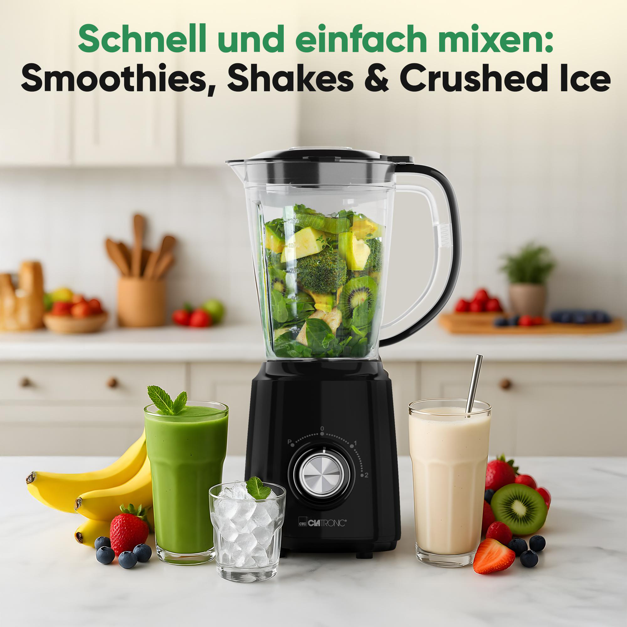 Ein schwarzer Mixer mit Obst und fertigen Smoothies daneben.
