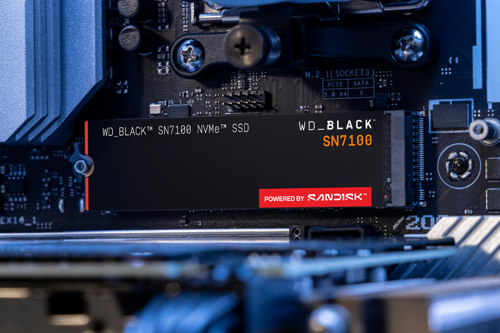 WD_BLACK SN7100 NVMe SSD auf einem Motherboard, mit Sandisk-Logo.