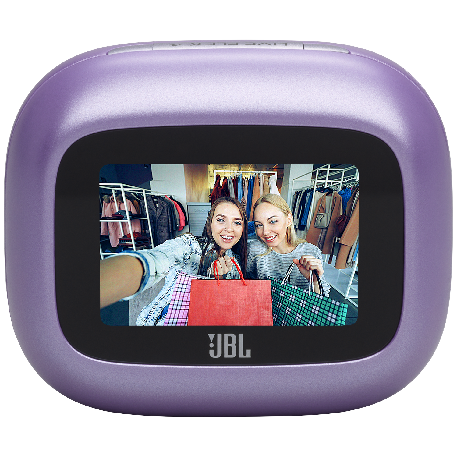 Twee vrouwen met boodschappentassen voor kledingrekken in een winkel.