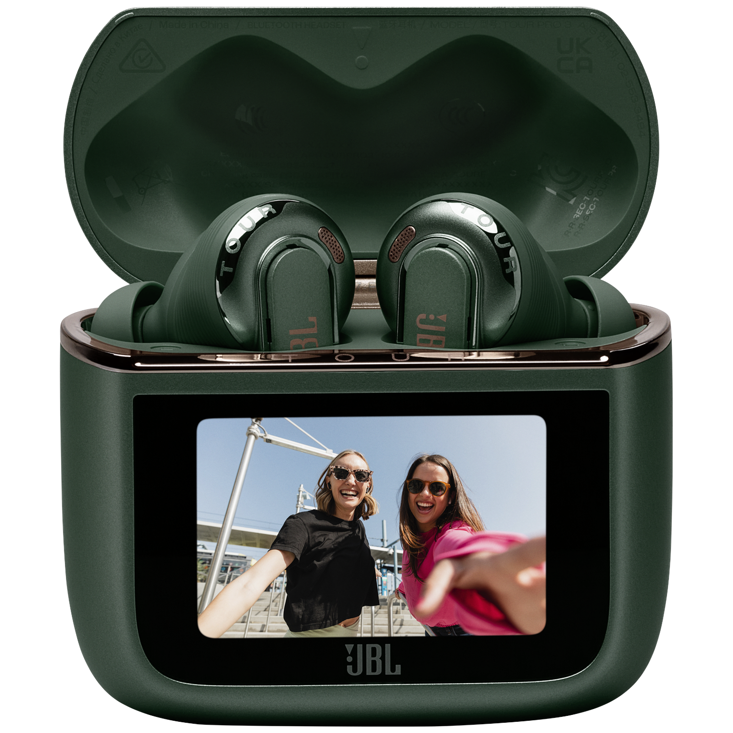 Groene JBL oordopjes in een open hoesje, scherm toont twee vrouwen.