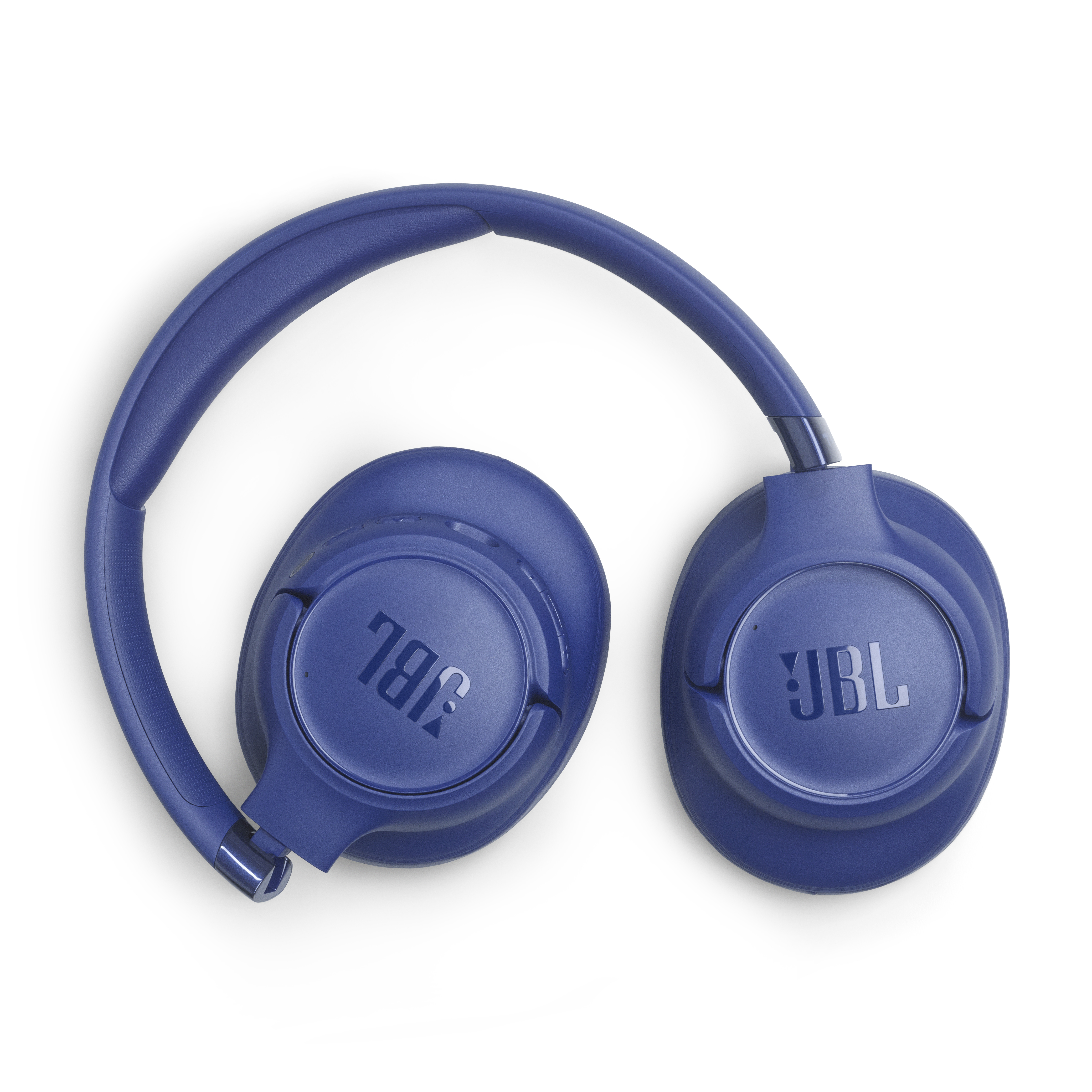 Blaue JBL Kopfhörer liegen auf weißem Hintergrund.