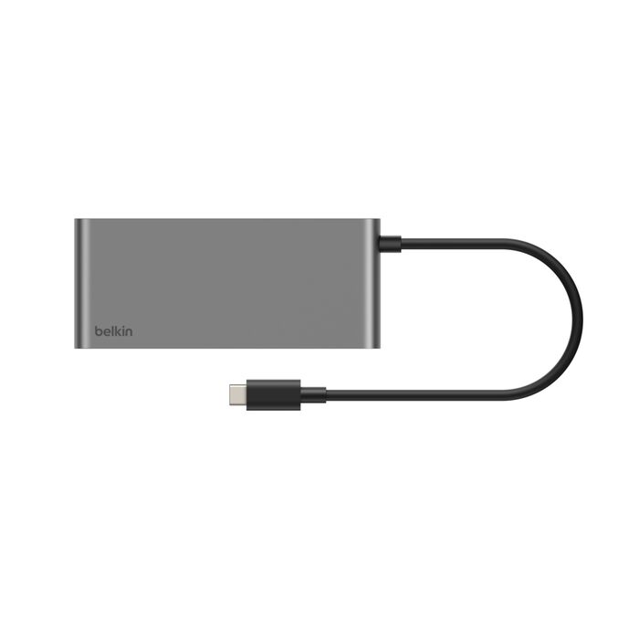 Beyaz arka plan üzerinde iki siyah kablolu gri Belkin USB-C hub.