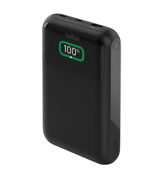 Ekranında %100 şarj gösterilen siyah bir Belkin powerbank.