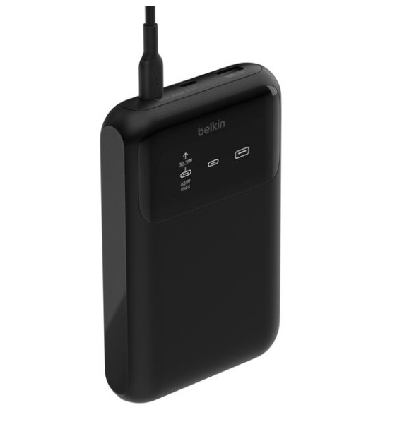 Takılı USB-C kablosu olan siyah Belkin powerbank.