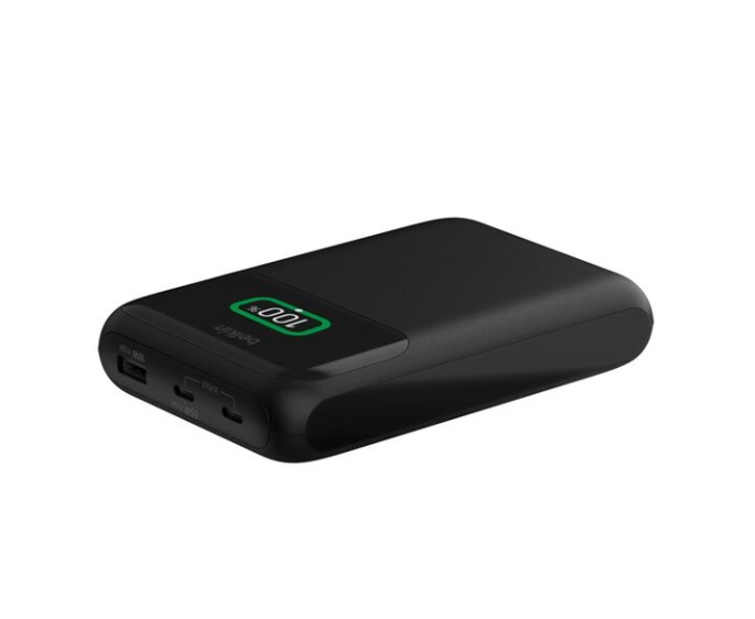 Siyah Belkin powerbank, %100 şarj göstergeli ve iki USB bağlantı noktalı.