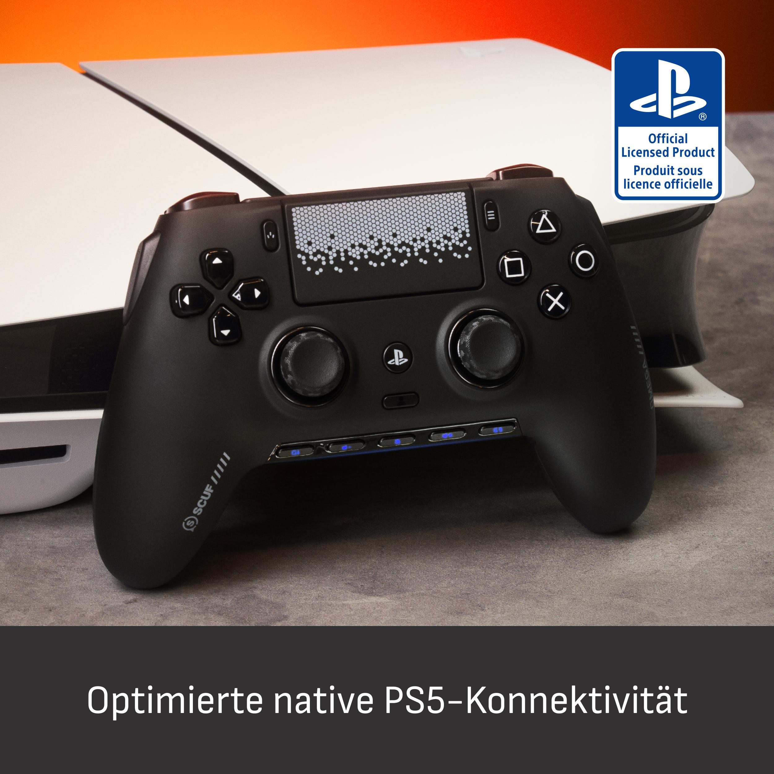 Ein schwarzer SCUF-Controller liegt vor einer weißen PS5-Konsole. Offizielles Lizenzsiegel.