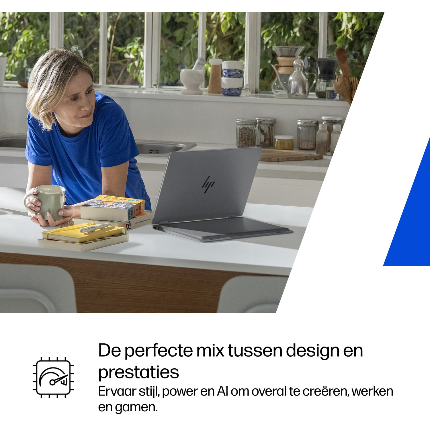Een vrouw in een blauw shirt houdt een mok vast en kijkt naar een laptop op een aanrecht.
