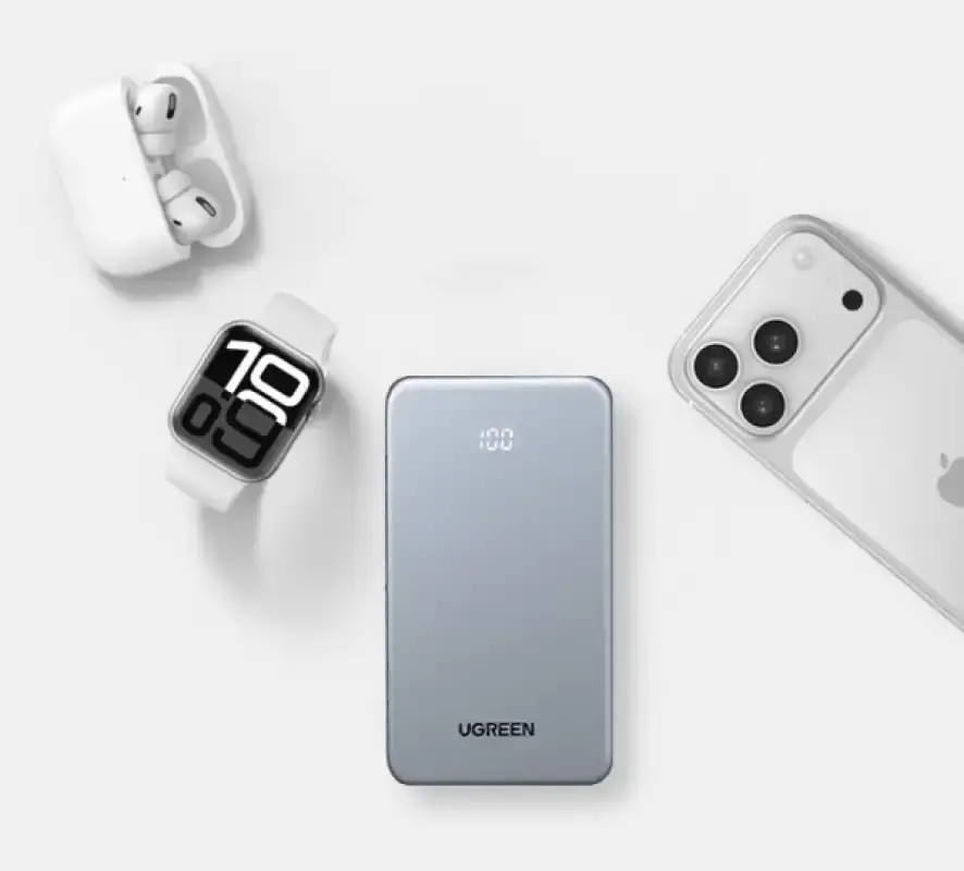 Gümüş rengi powerbank, beyaz kulaklık, akıllı saat ve akıllı telefon beyaz arka planda.