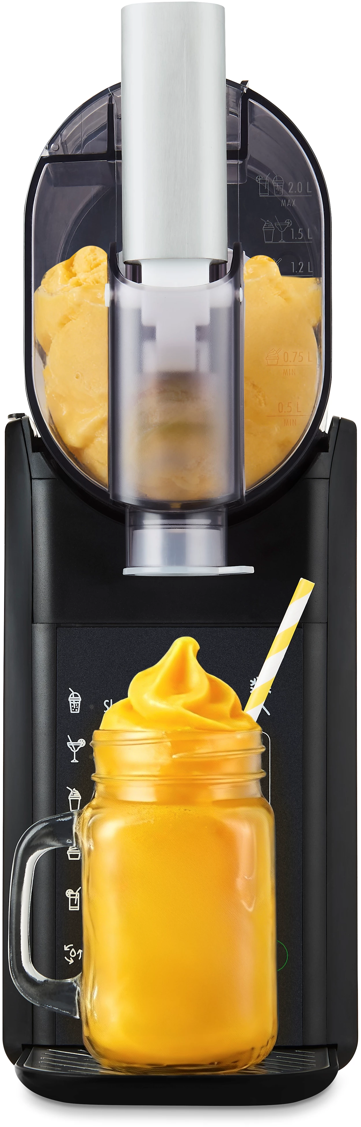 Une sorbetière sert un smoothie jaune dans un verre, garni d'une paille.