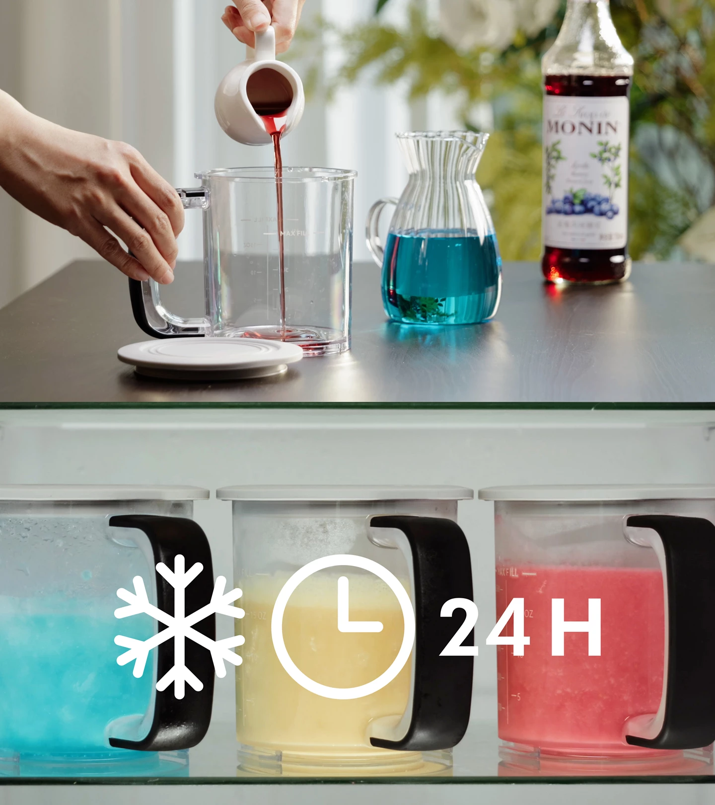 Liquido rosso versato in una brocca. Accanto, una caraffa con liquido blu.