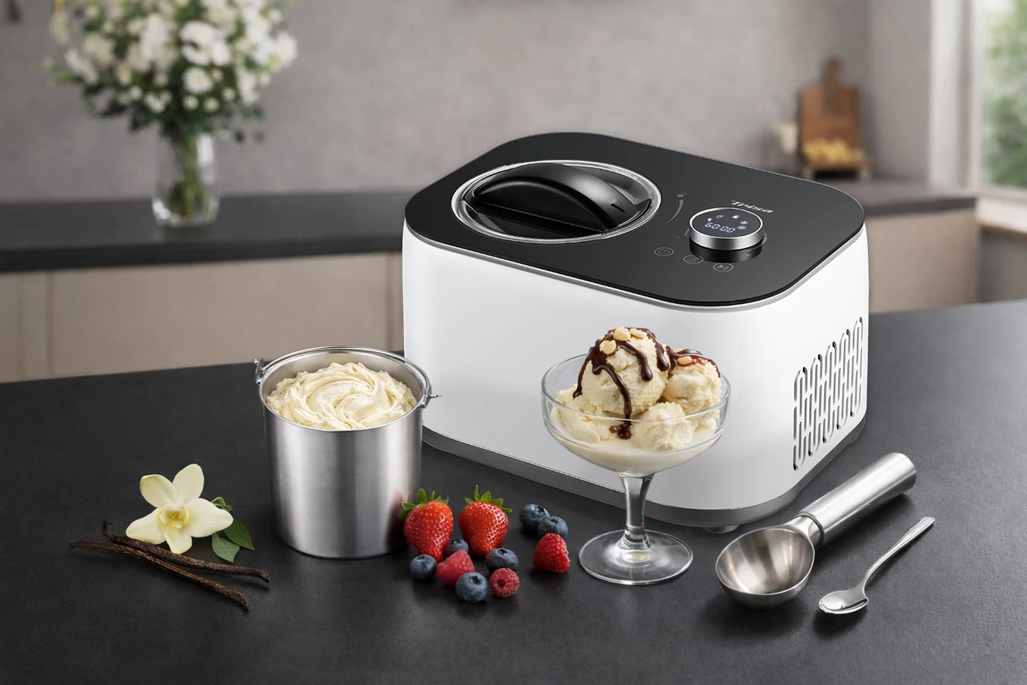Gelatiera con gelato, frutti di bosco, vaniglia e cucchiai su un tavolo.