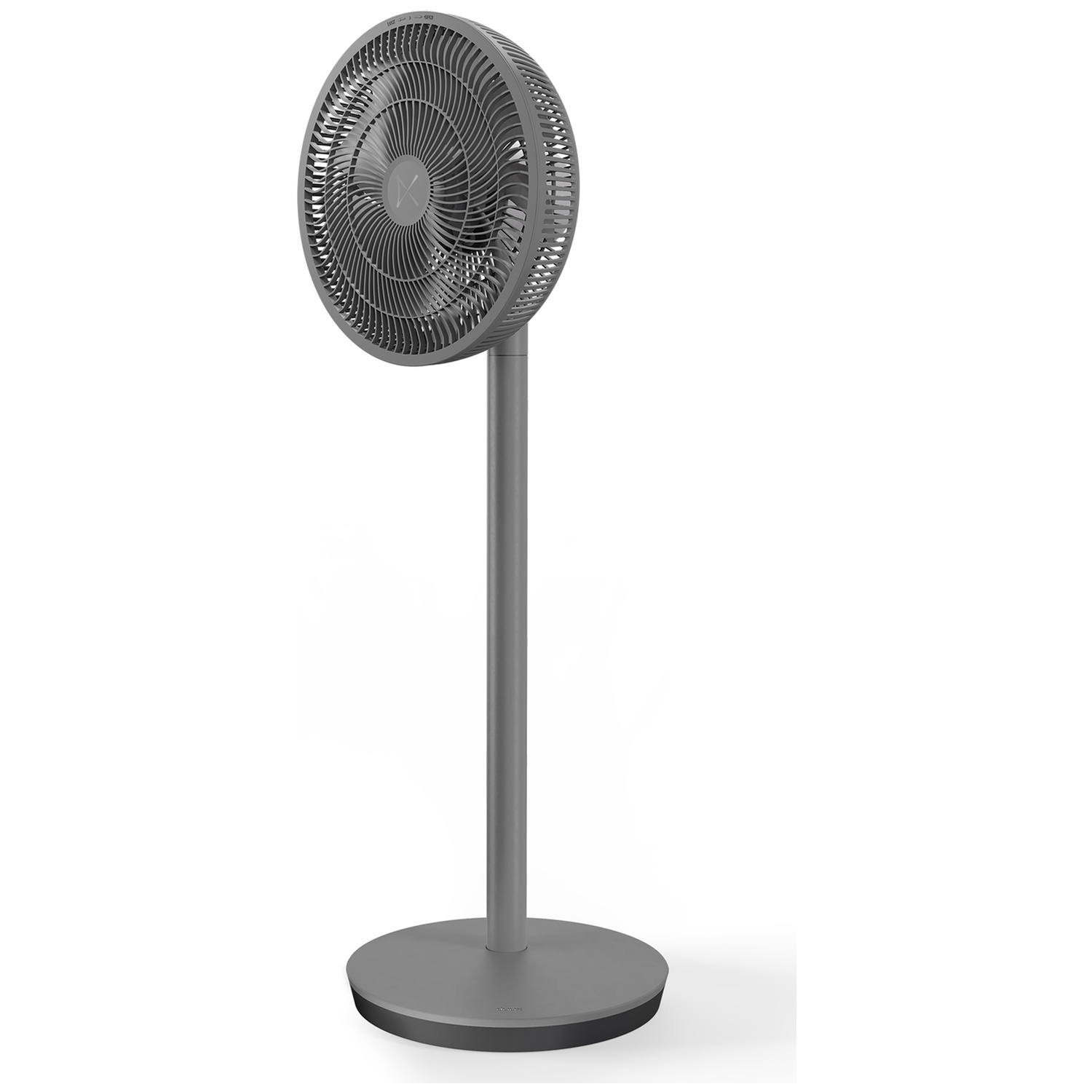 Un ventilateur sur pied gris avec une base ronde et une grille, sur fond blanc.