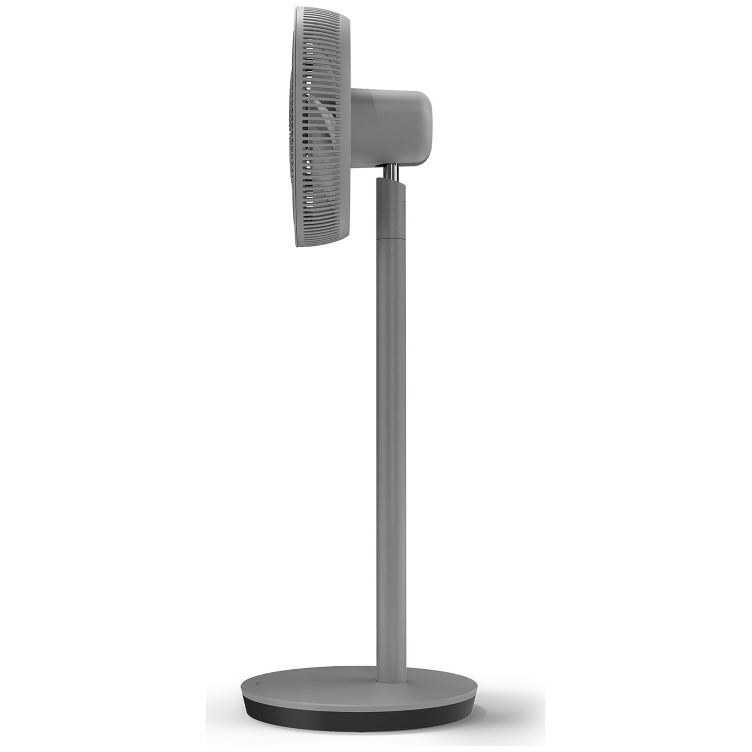 Ventilateur sur pied gris de profil sur fond blanc.