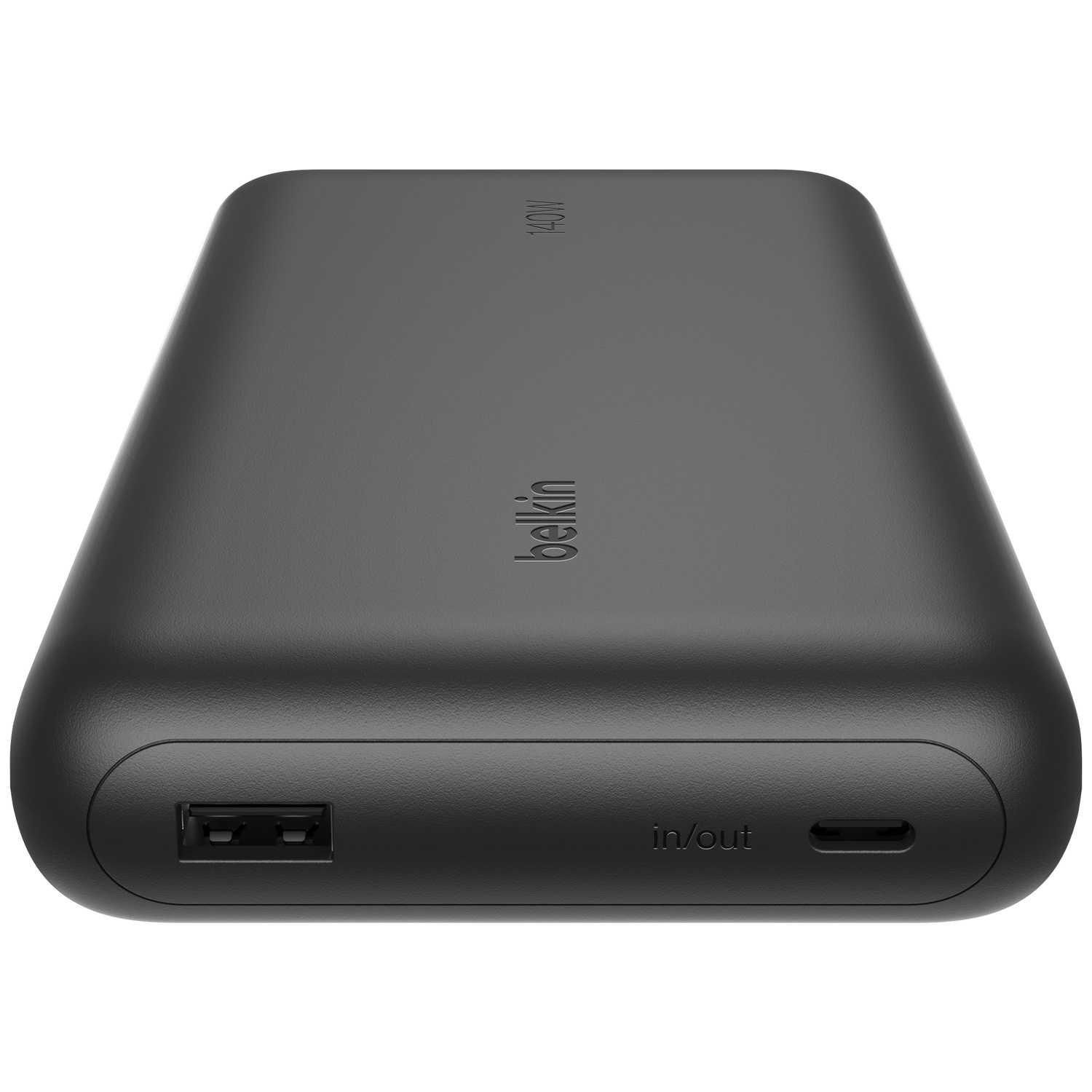 Une batterie externe Belkin noire de 140W avec ports USB-A et USB-C.