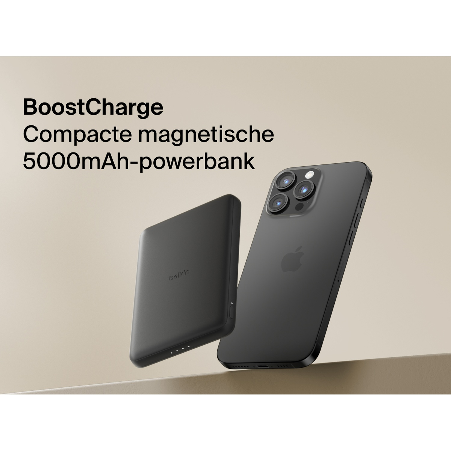 iPhone noir et batterie externe Belkin noire sur fond clair.
