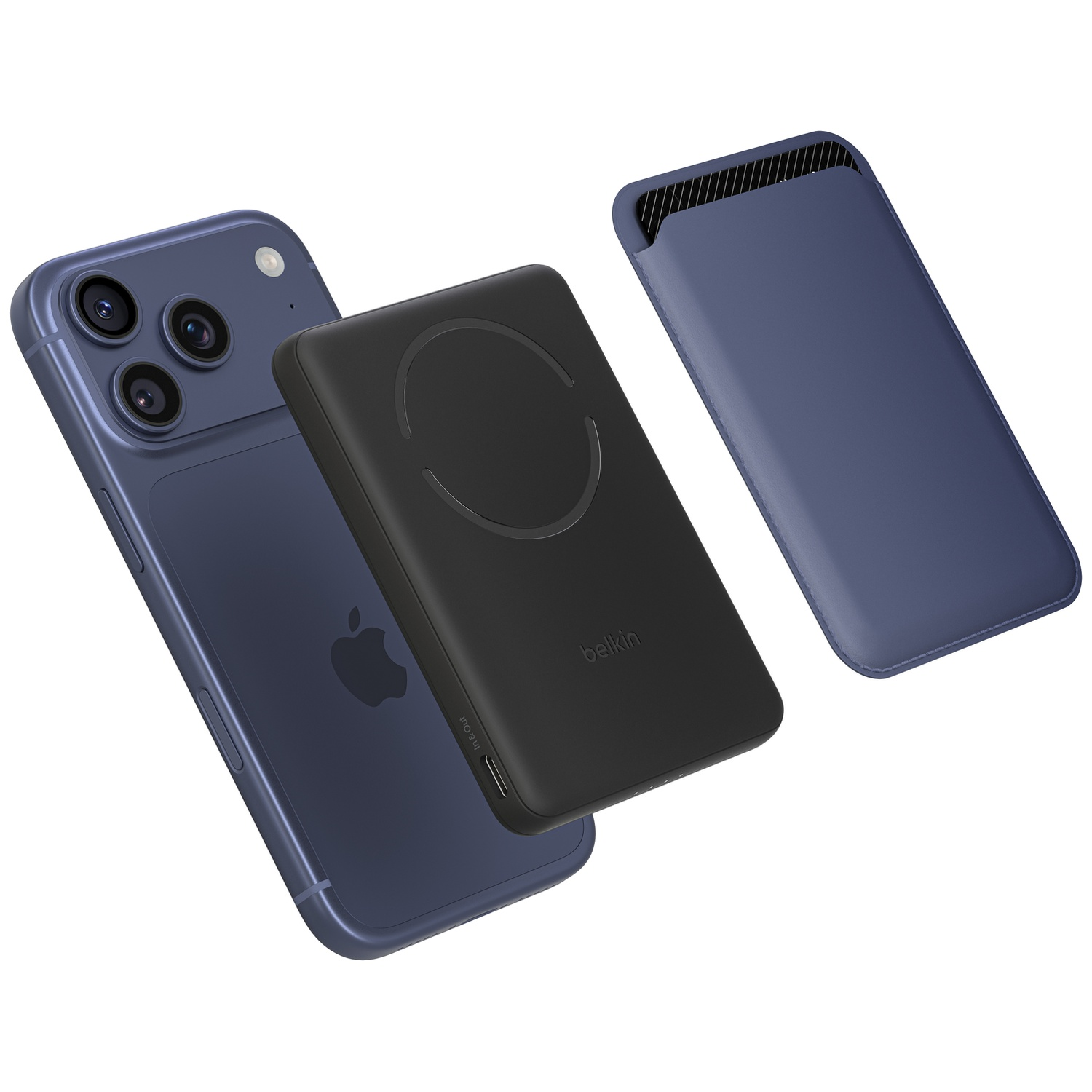 Un iPhone bleu, chargeur MagSafe noir et étui bleu sur fond blanc.