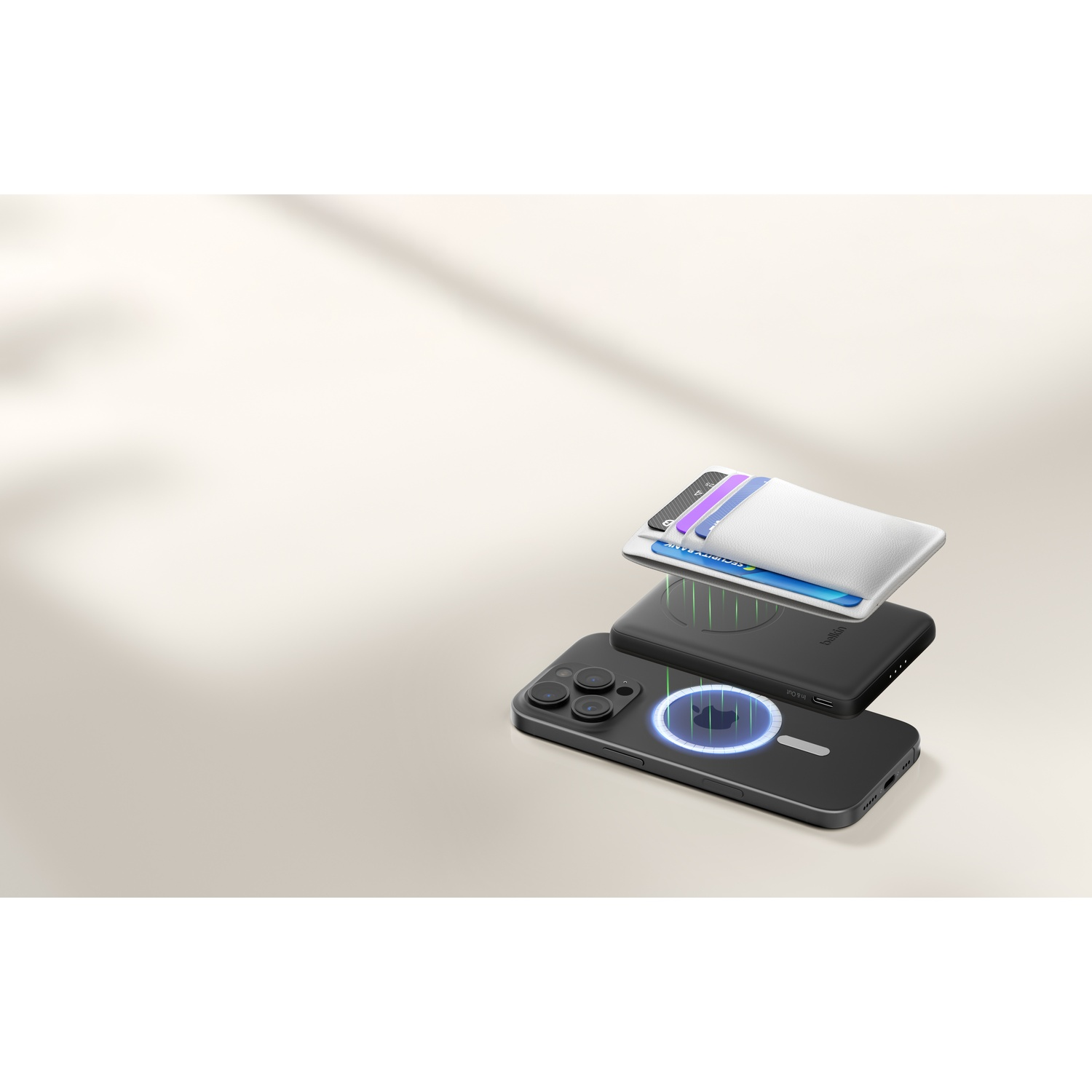 Smartphone noir avec batterie externe de chargement et porte-cartes, technologie de charge sans fil.