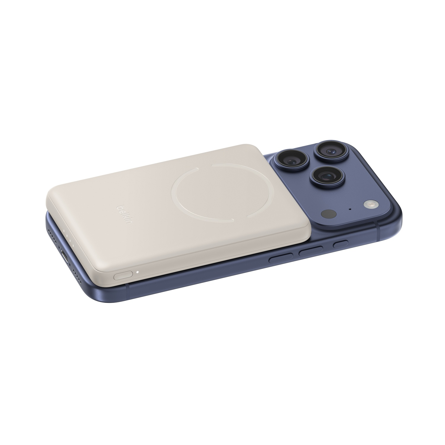 Un chargeur MagSafe beige repose sur un iPhone bleu.