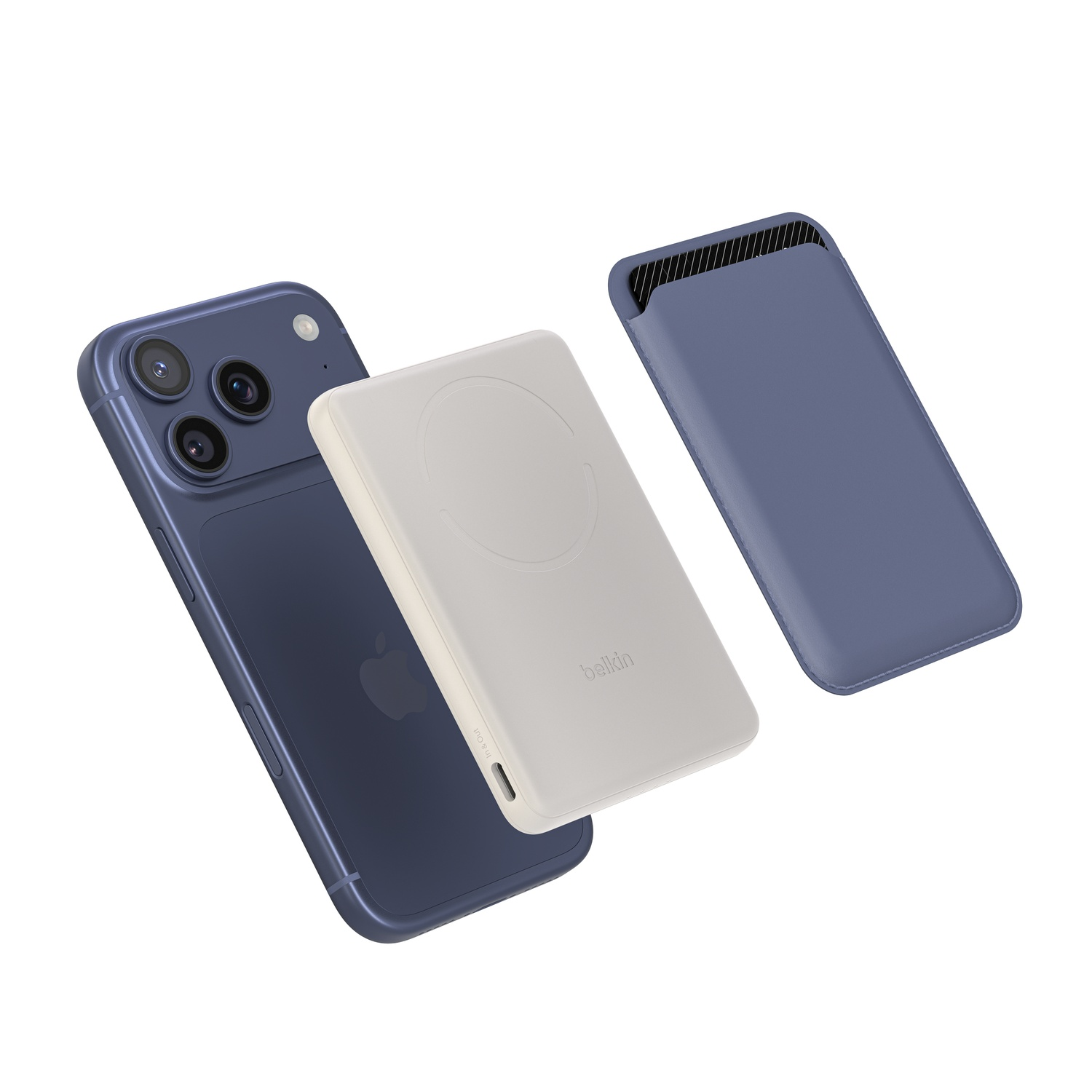 Un iPhone bleu repose à côté d'une banque d'alimentation blanche et d'un étui bleu.