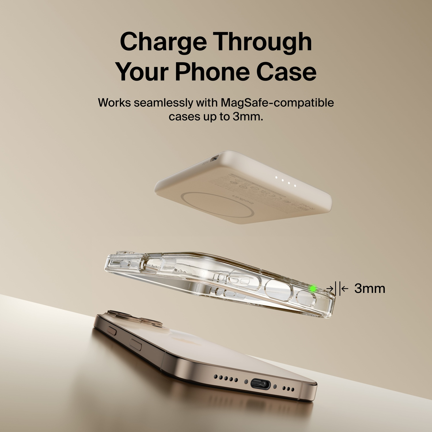 Un chargeur MagSafe au-dessus d'une coque et d'un iPhone.