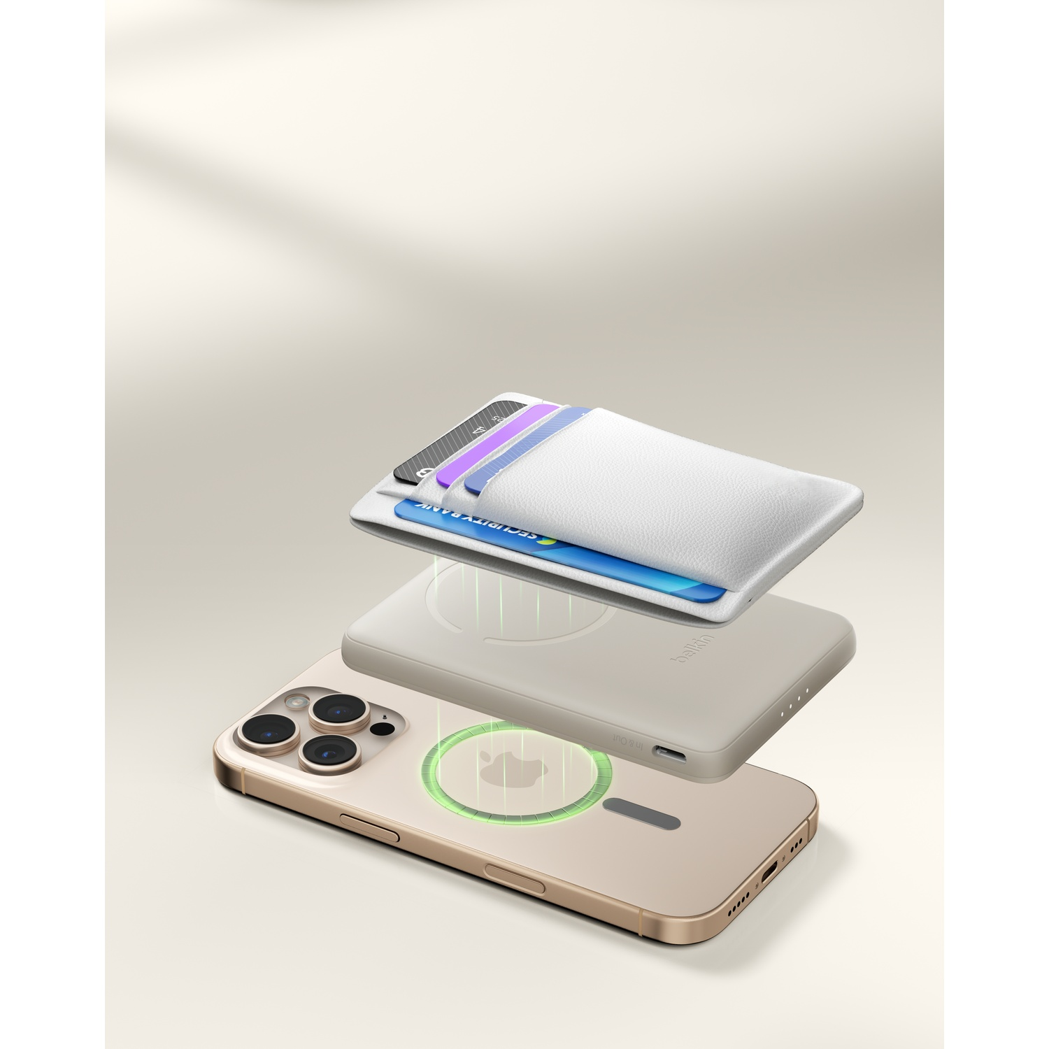 Un iPhone avec un étui porte-cartes blanc et un chargeur MagSafe.