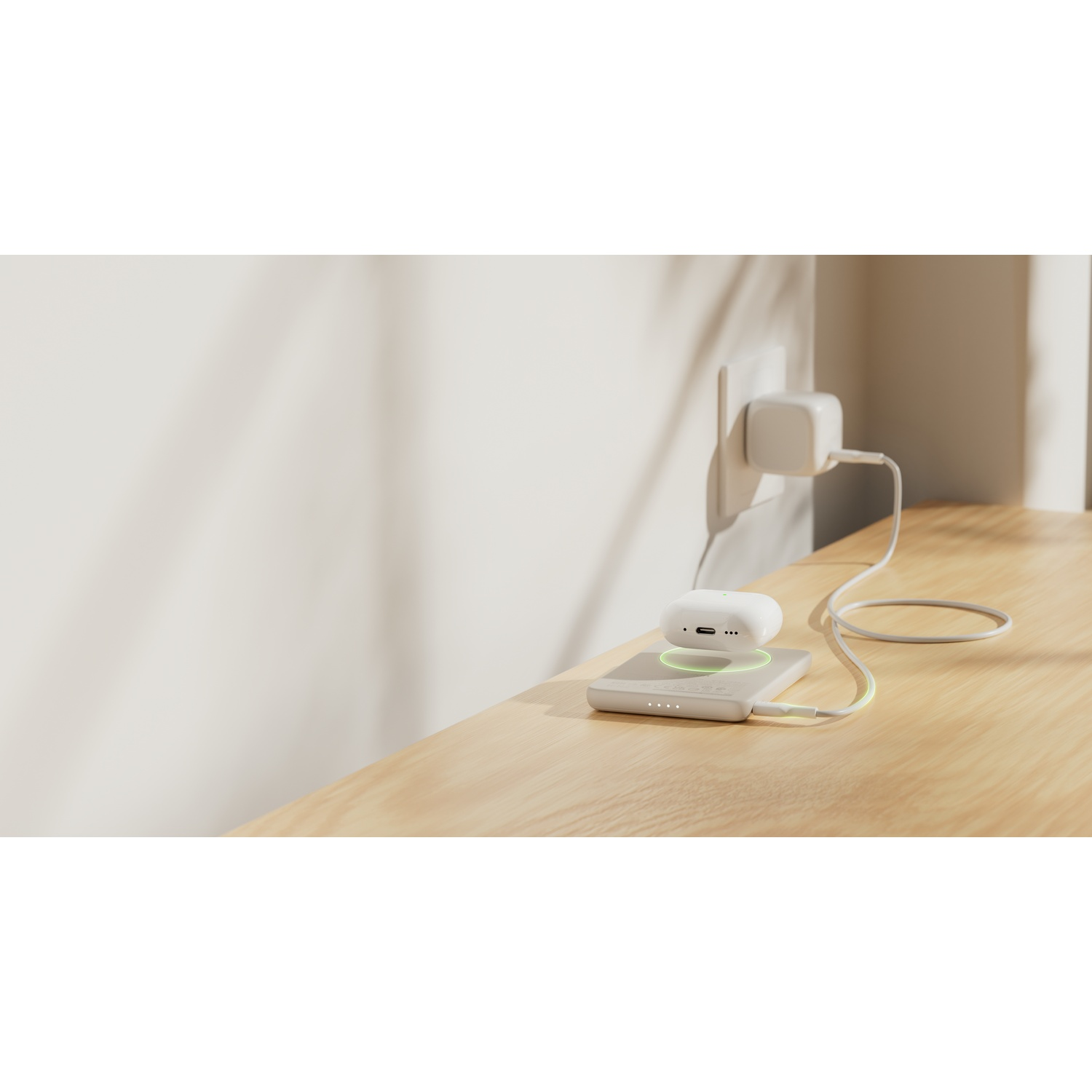 Un étui de chargement blanc pour écouteurs est posé sur un chargeur blanc sur une table en bois.