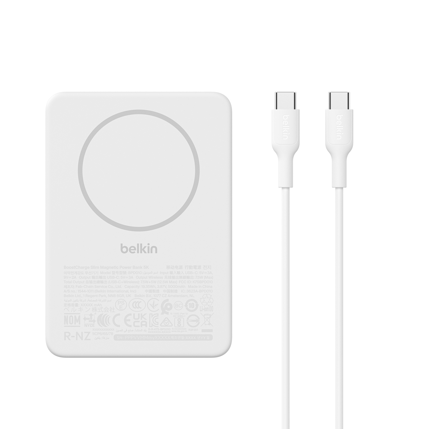 Un chargeur Belkin MagSafe blanc et deux câbles USB-C blancs sur fond blanc.