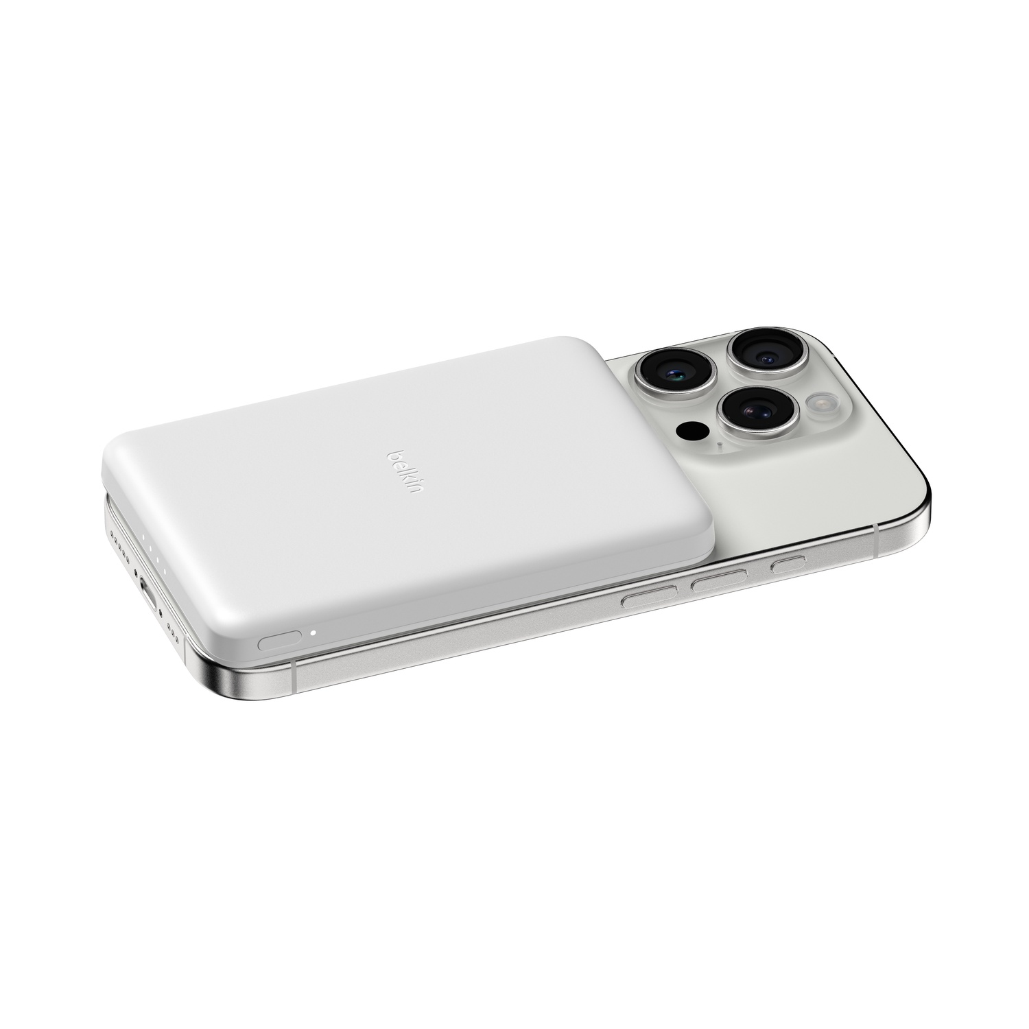 Un iPhone blanc avec une batterie MagSafe blanche attachée à l'arrière.