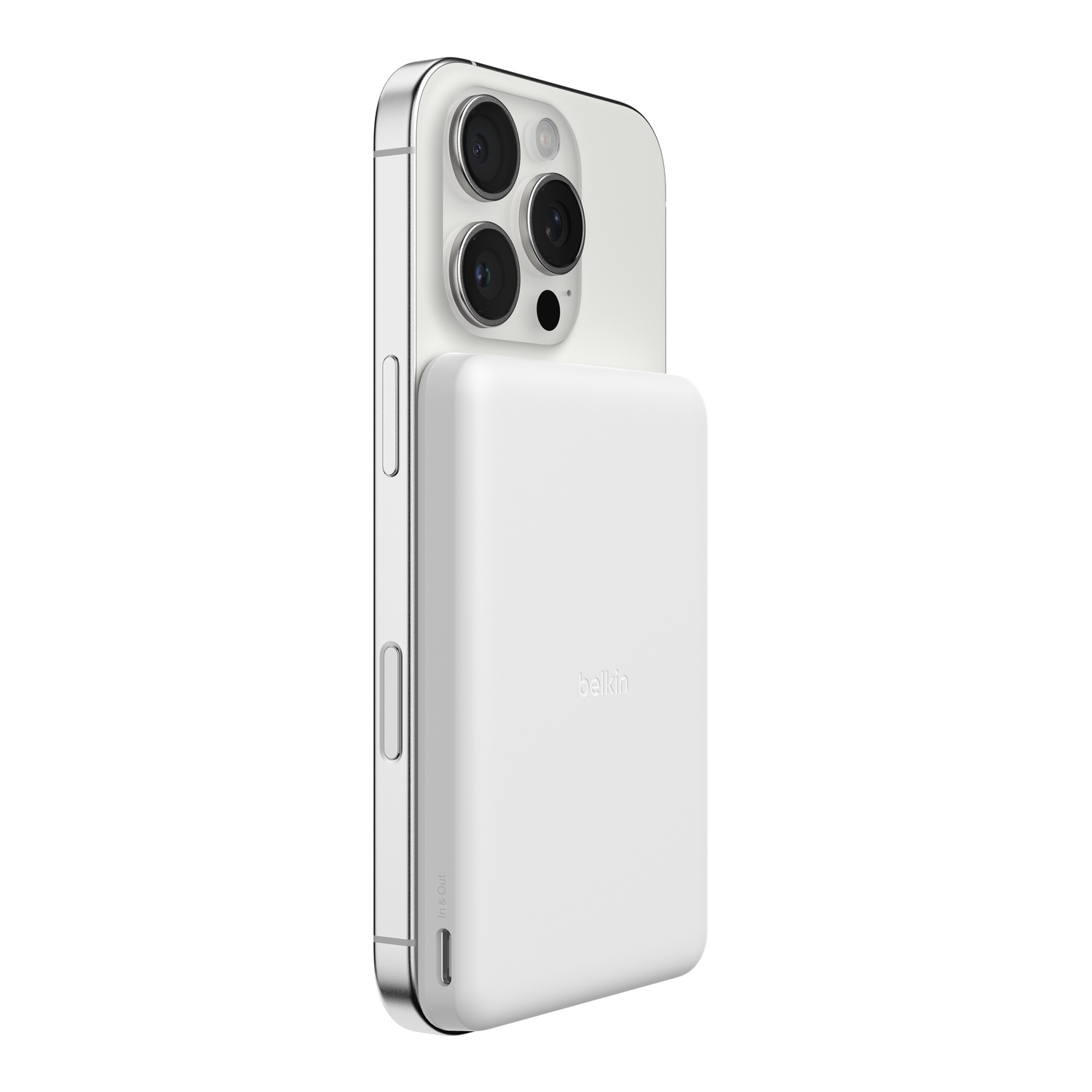 Une batterie Belkin blanche est attachée au dos d'un iPhone blanc.