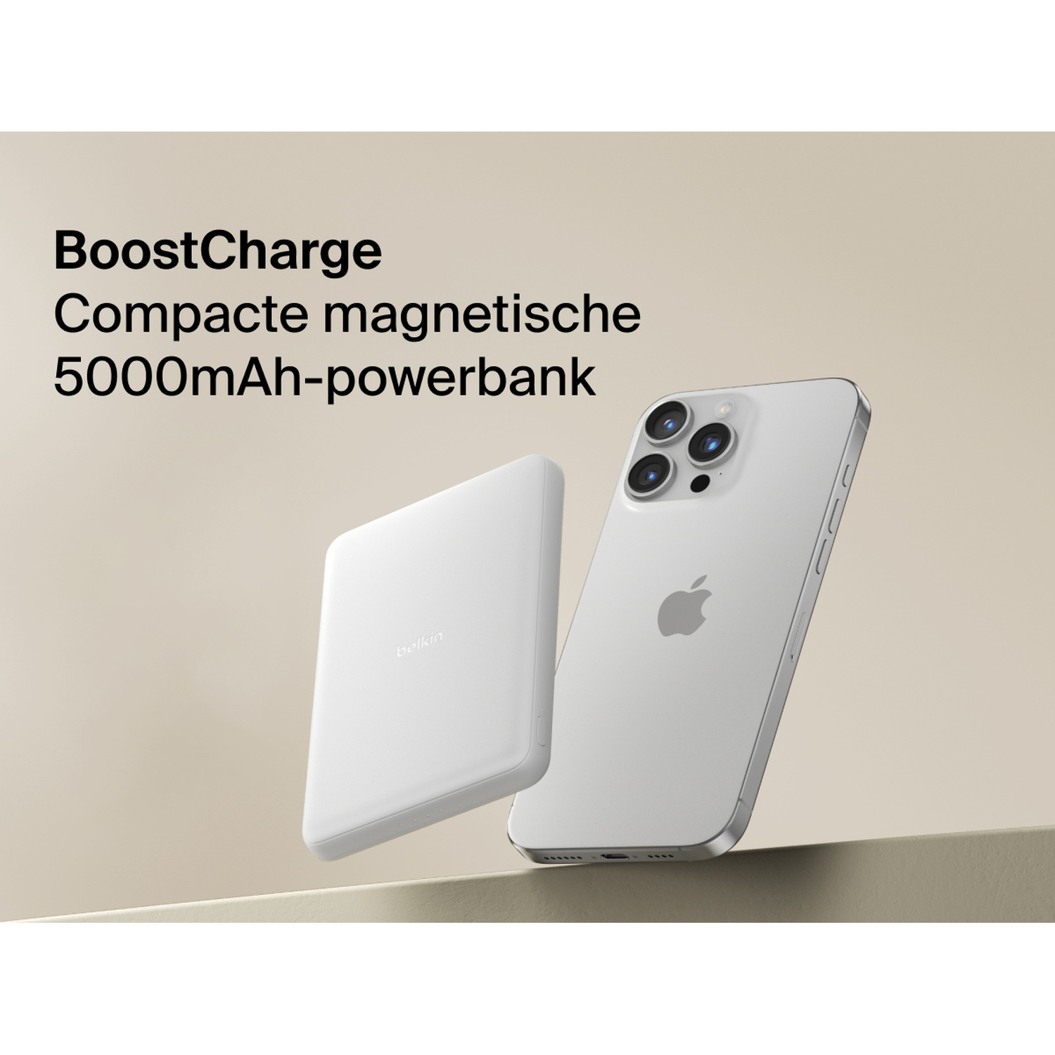 Un iPhone blanc et une banque d'alimentation Belkin blanche sur une table.
