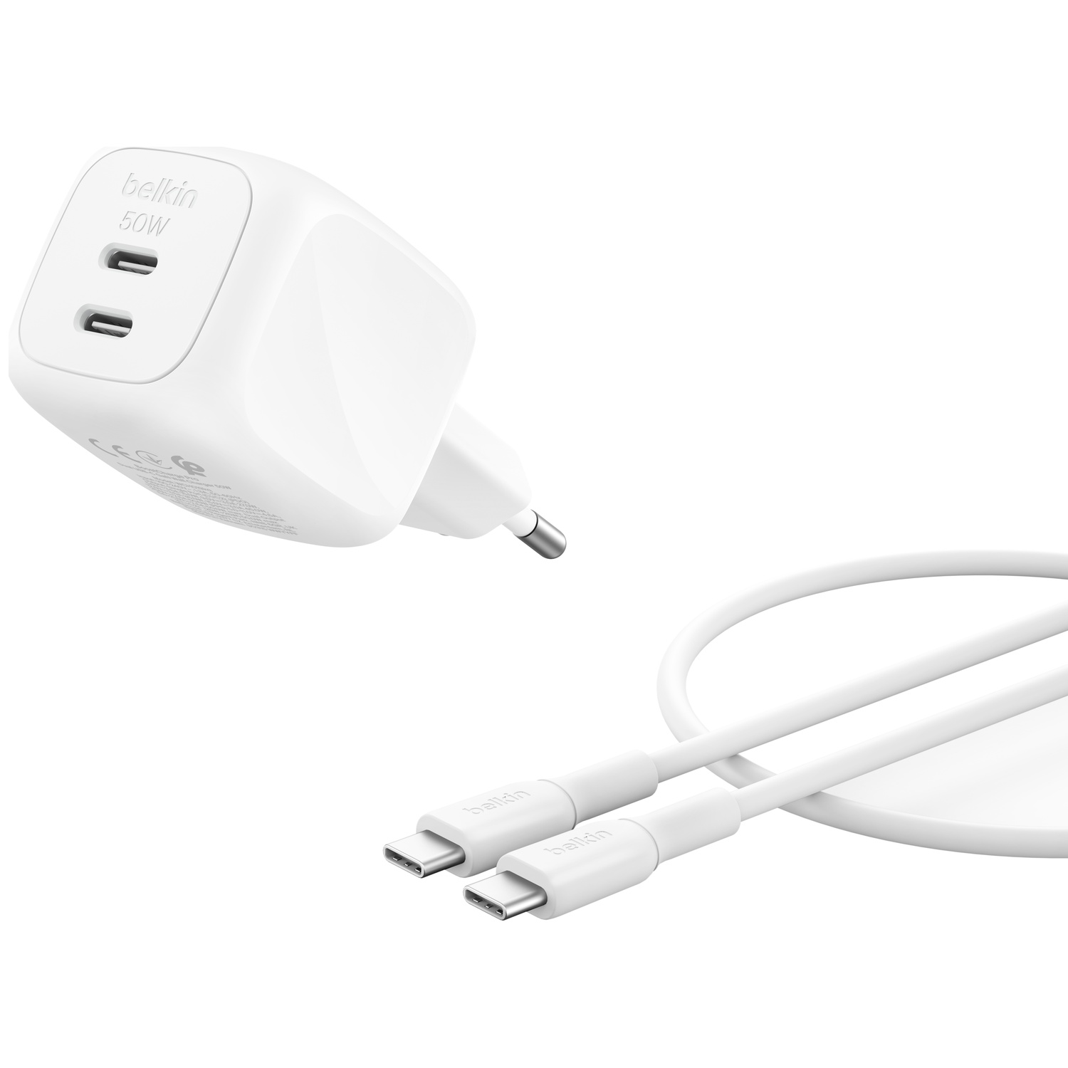 Un chargeur Belkin blanc 50W double port USB-C et un câble USB-C blanc.