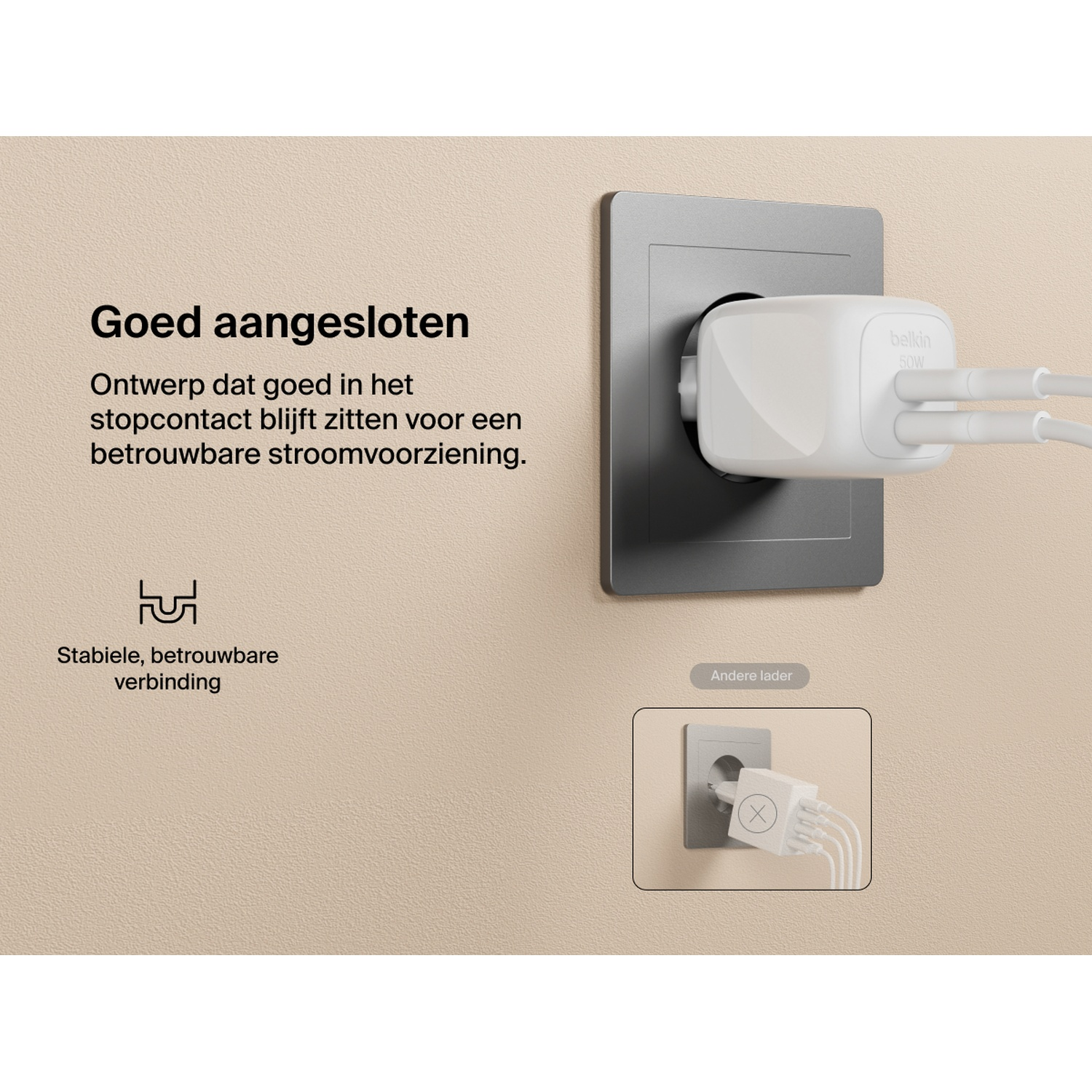 Un chargeur Belkin blanc 50W avec deux câbles branchés dans une prise électrique.