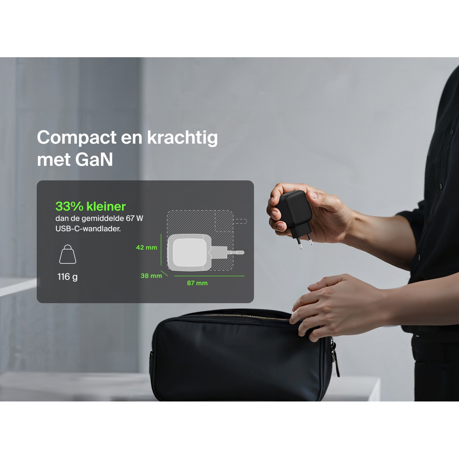 Personne tenant un chargeur GaN noir, montrant sa taille compacte et son poids (116g).