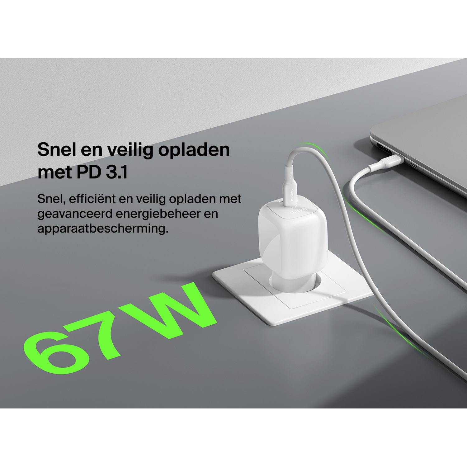 Un chargeur blanc 67W et un câble se branchent à un ordinateur portable. Texte sur la charge rapide.