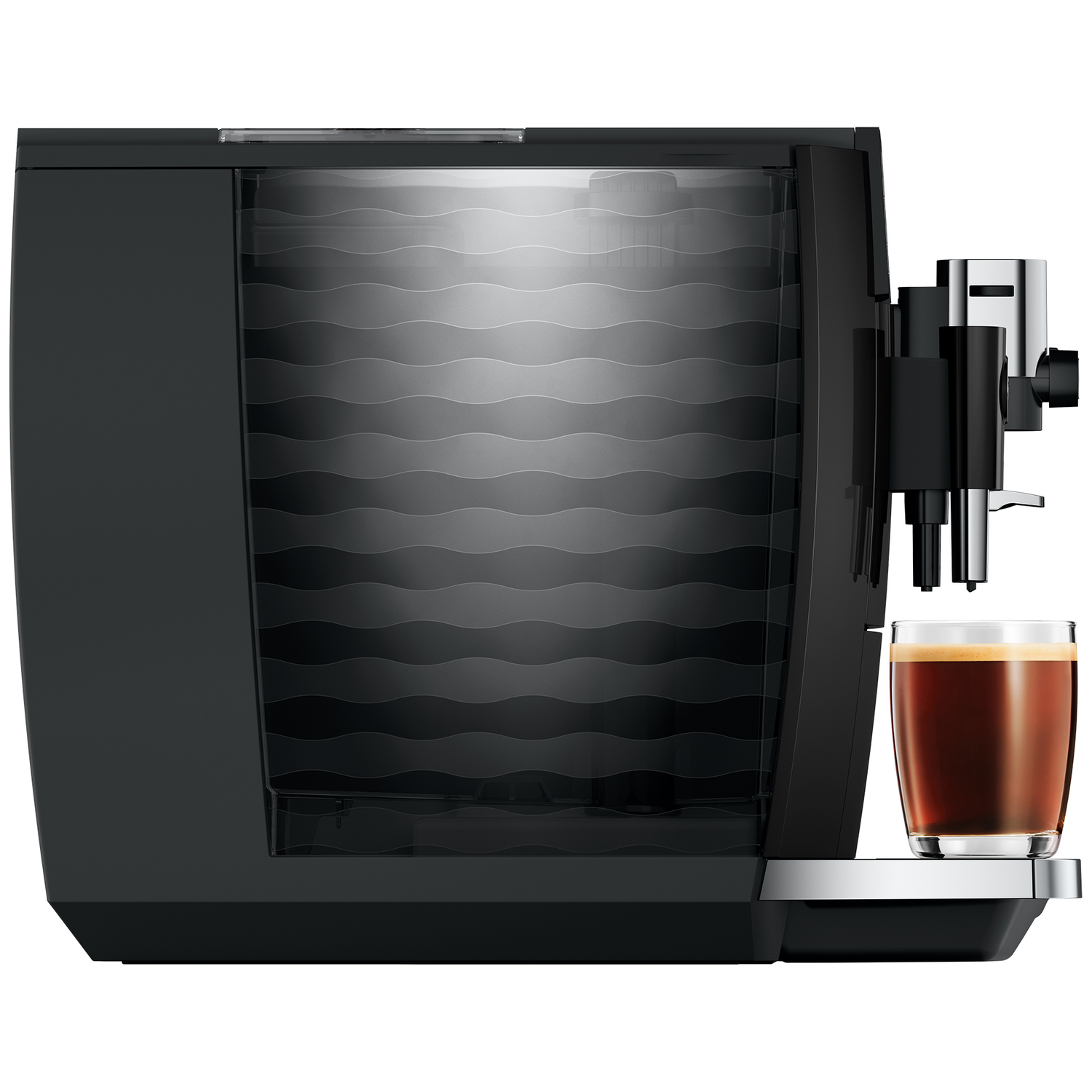 Een zwarte koffiemachine met ernaast een glas espresso.