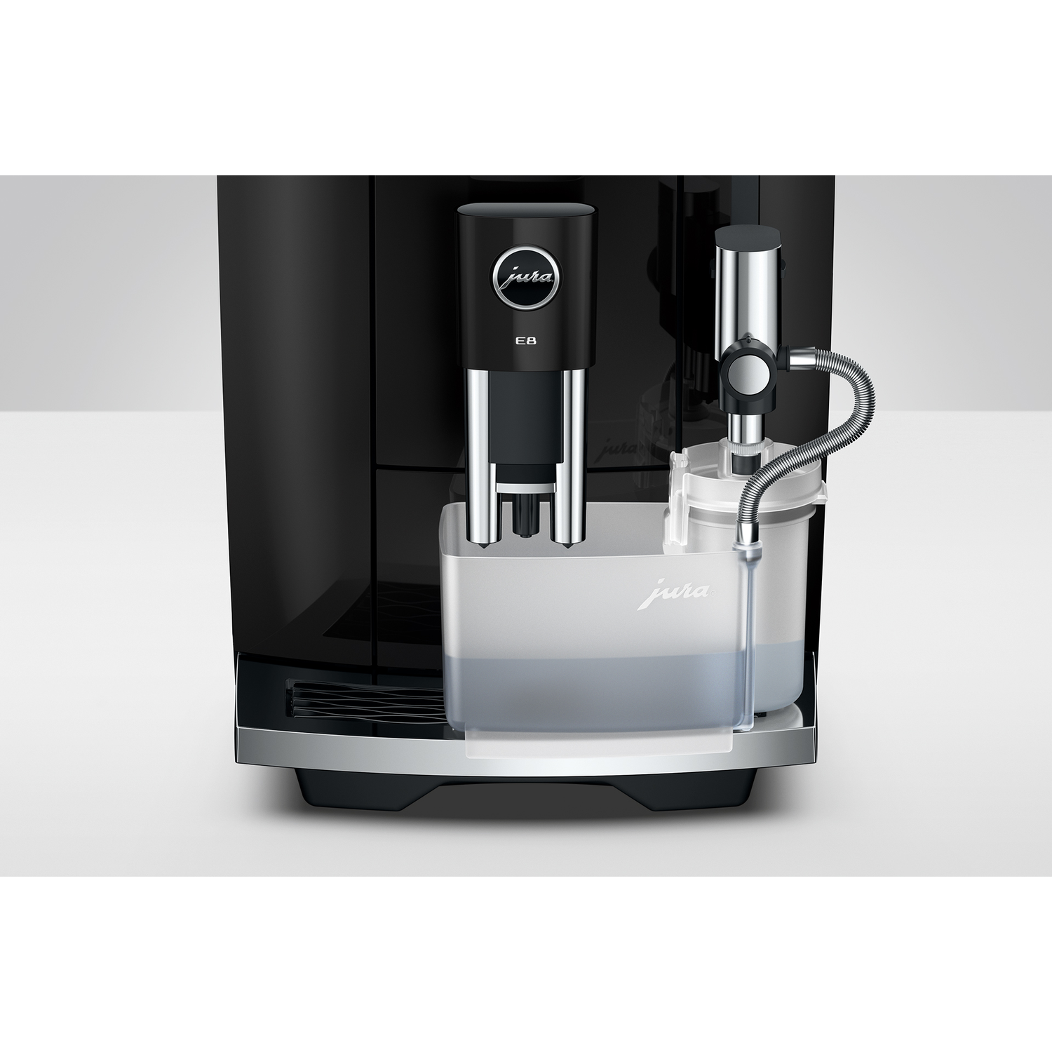 Zwarte koffiemachine met watertank en melkslang.