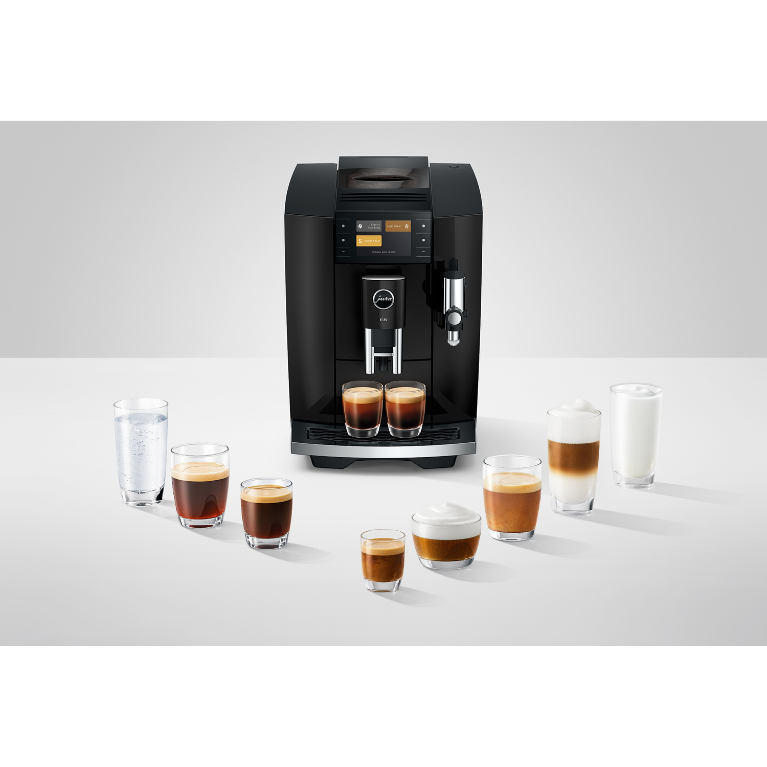 Zwarte koffiemachine met diverse koffiedranken en een glas water.