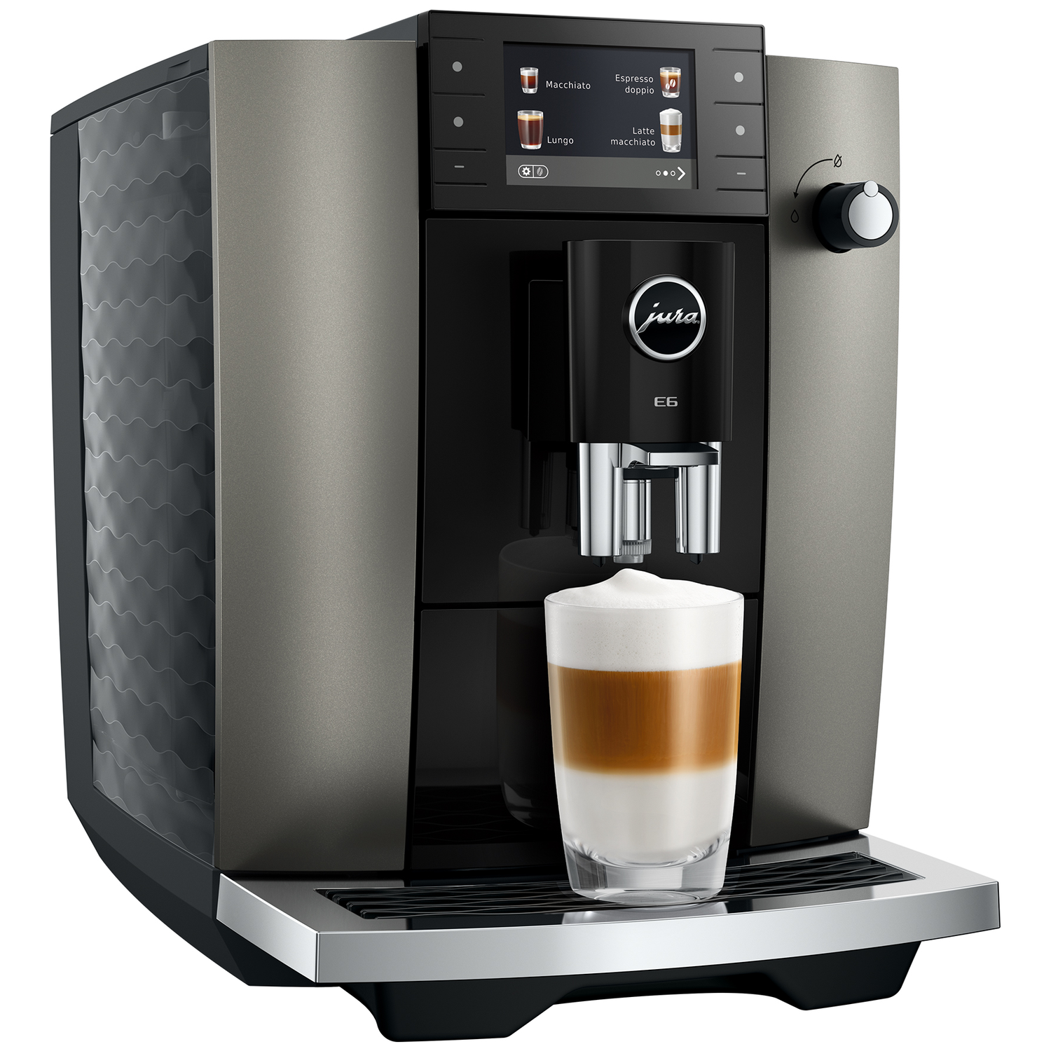 Een Jura E6 koffiezetapparaat met een glas latte macchiato op de lekbak.