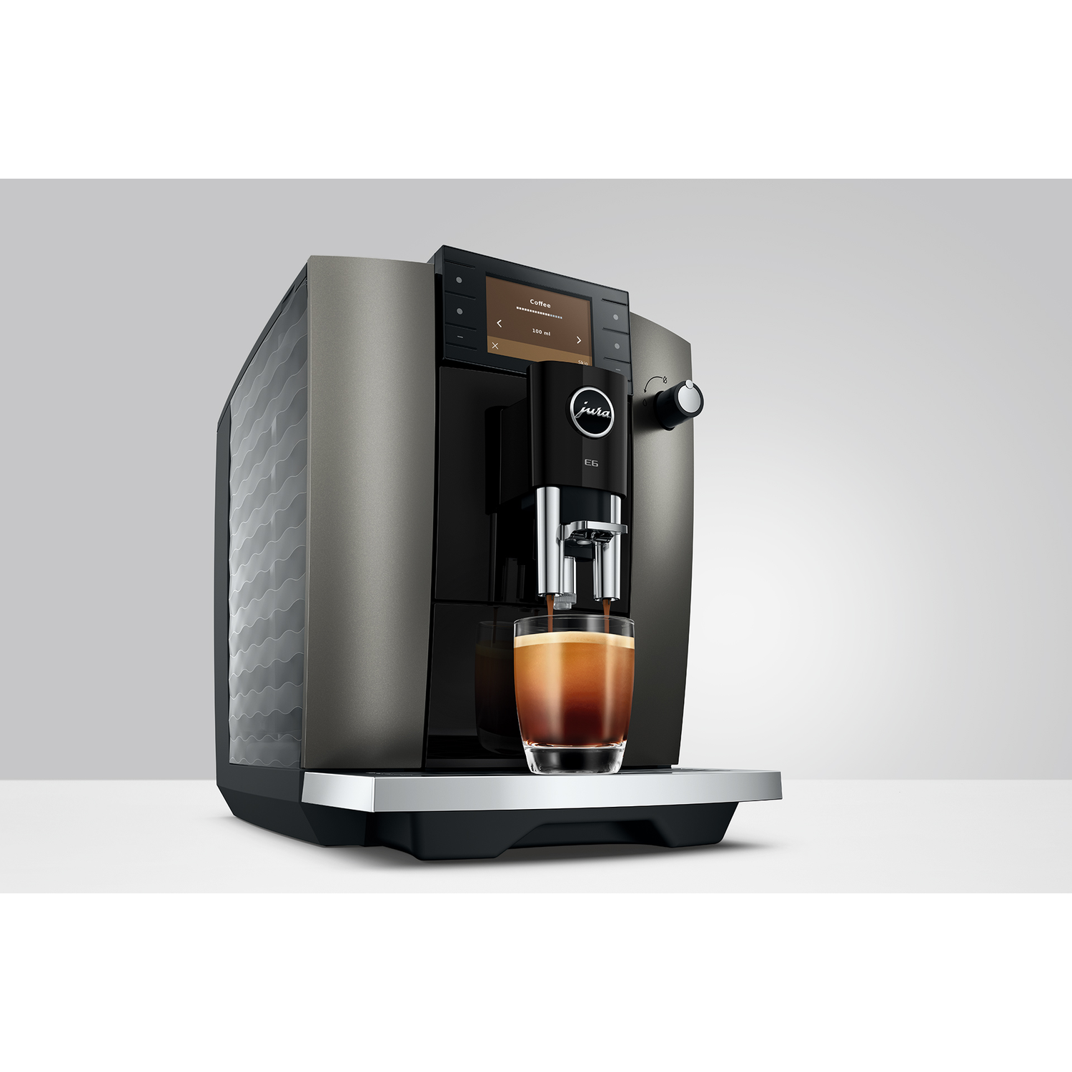 Een Jura koffiezetapparaat zet espresso in een glas op de lekbak.